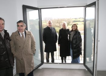 Buruaga inaugura ocho viviendas públicas en Santillana del Mar y anuncia que duplicará el parque autonómico de vivienda