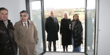 Buruaga inaugura ocho viviendas públicas en Santillana del Mar y anuncia que duplicará el parque autonómico de vivienda