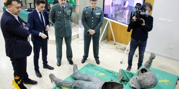 Detenido en Santander un joven de 22 años por el robo de la estatua de Seve Ballesteros en Pedreña