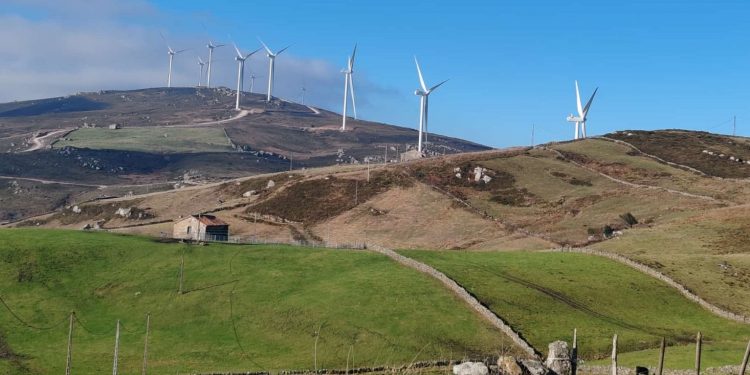 Los colectivos vecinales denuncian que el PROT eólico condena la Cantabria rural al vaciamiento y la ruina