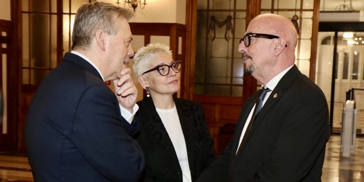 César Pascual defiende que el convenio con Santa Clotilde “refuerza el control público” y “no privatiza la sanidad”