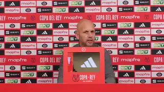 José Alberto afronta el Racing-Barça “con ilusión y tranquilidad” y confirma a toda la plantilla salvo Villalibre