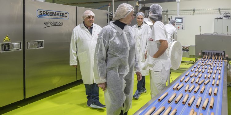 Susinos visita Barquillos y Galletas Tanis, ejemplo de innovación agroalimentaria en los Valles Pasiegos