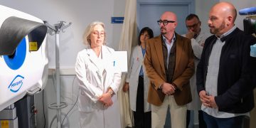 El Hospital de Laredo incorpora un robot de diagnóstico ocular pionero que reducirá drásticamente las listas de espera