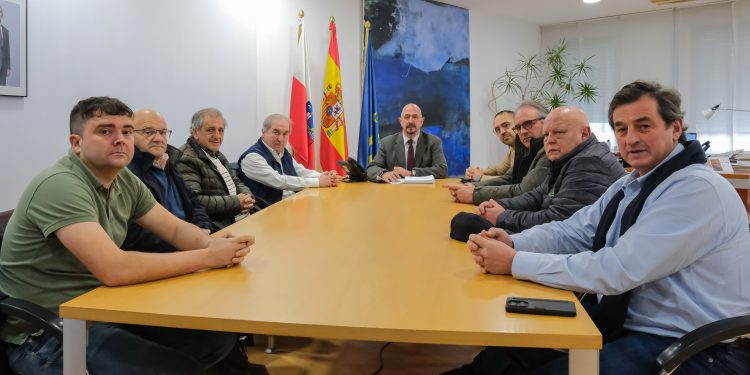 César Pascual se reúne con alcaldes de Liébana para avanzar en la cobertura sanitaria de la comarca