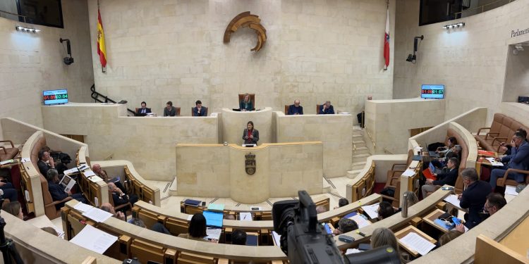 El Parlamento de Cantabria rechaza el nuevo modelo de financiación del Gobierno central con el apoyo de PRC y el diputado no adscrito