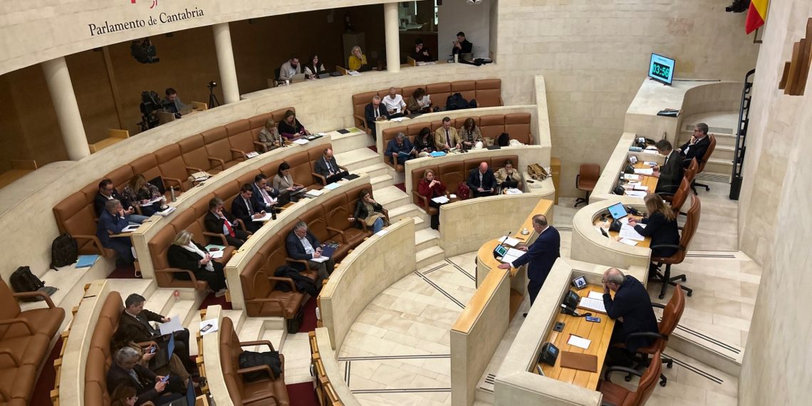 El pleno del Parlamento aprueba por unanimidad medidas en sanidad, digitalización rural y carreteras