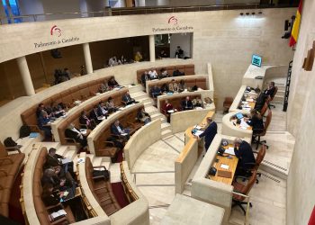 El pleno del Parlamento aprueba por unanimidad medidas en sanidad, digitalización rural y carreteras