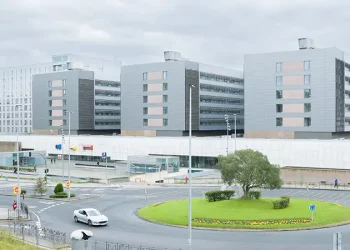 Muere motorista en colisión con autobús en rotonda de Valdecilla Norte, Santander