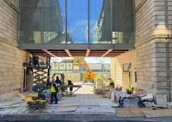 Santander afina accesos rodados bajo el arco del Banco Santander sin renunciar a la peatonalización