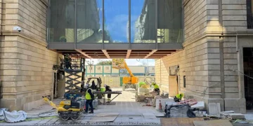 Santander afina accesos rodados bajo el arco del Banco Santander sin renunciar a la peatonalización