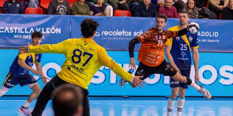 Bathco BM Torrelavega remonta en Valladolid y gana 27-29 en un final épico