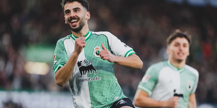 El Racing sopla 113 velas con victoria y recuerdo a Yosu