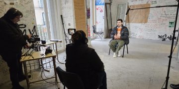 Zubelzu y Calabrese inician el rodaje de Turistas, buitres y vecinos, su nuevo documental sobre la crisis de la vivienda