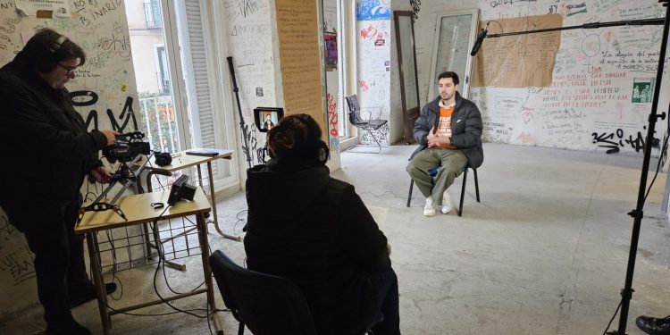 Zubelzu y Calabrese inician el rodaje de Turistas, buitres y vecinos, su nuevo documental sobre la crisis de la vivienda