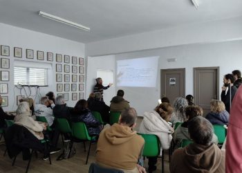 Vecinos de Piélagos se plantan ante el vertedero de amianto de Castañeda en una reunión masiva