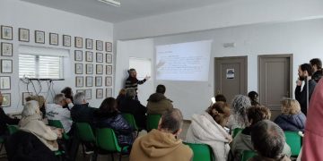 Vecinos de Piélagos se plantan ante el vertedero de amianto de Castañeda en una reunión masiva