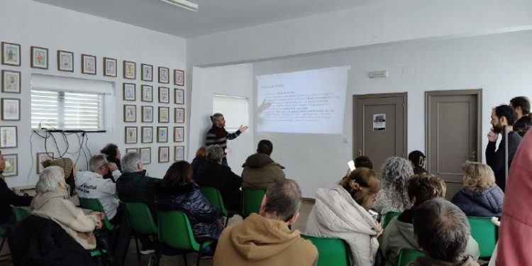 Vecinos de Piélagos se plantan ante el vertedero de amianto de Castañeda en una reunión masiva