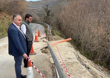 Roberto Media supervisa las obras de emergencia en la carretera de Zarcea tras el argayo que aisló Tudanca