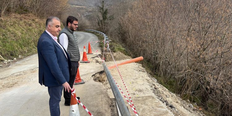 Roberto Media supervisa las obras de emergencia en la carretera de Zarcea tras el argayo que aisló Tudanca