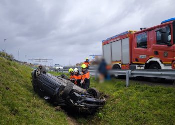 Conductora herida en volcadura de su turismo en la A-67 a la altura de Bezana