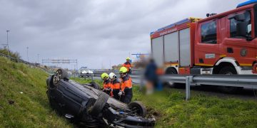 Conductora herida en volcadura de su turismo en la A-67 a la altura de Bezana