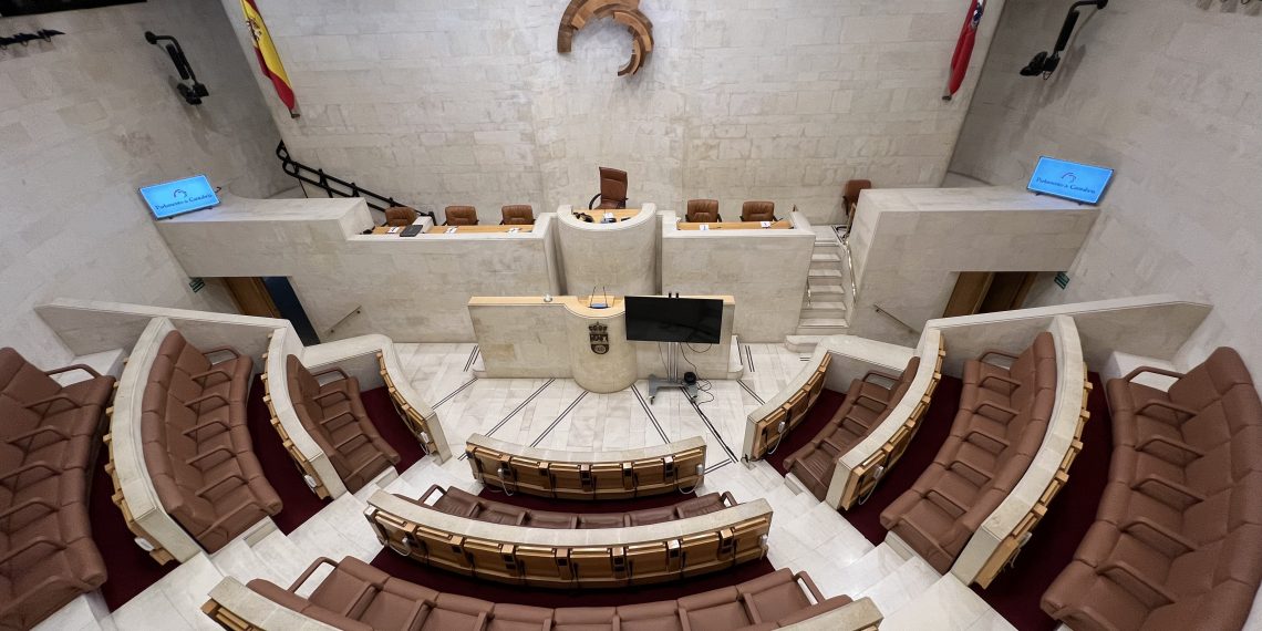 El Parlamento de Cantabria abre el debate sobre sanidad con foco en urgencias, pediatría en Liébana y cardiología en Sierrallana