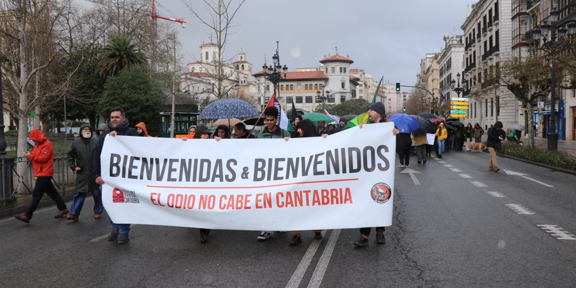 Más de un centenar de personas se manifiestan en Santander en apoyo a los menores migrantes acogidos en Cantabria