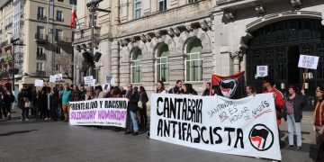 Cerca de un centenar de personas se concentra en la Plaza del Ayuntamiento contra la celebración de conciertos neonazis