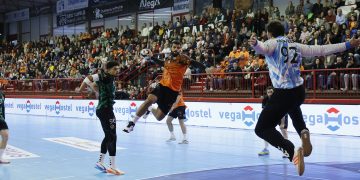 Bathco BM Torrelavega sufre pero acaba llevándose los dos puntos ante un combativo Rebi BM Cuenca
