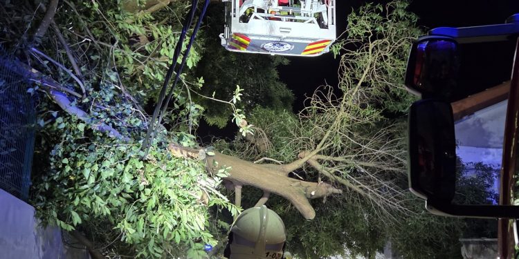 El 112 atiende 23 llamadas y resuelve 13 incidencias por el fuerte viento en Cantabria