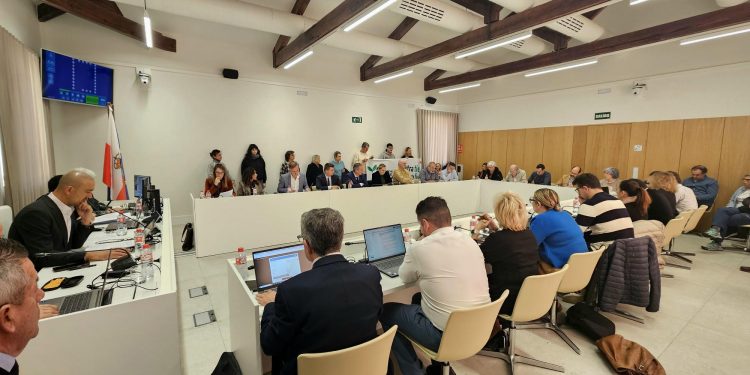 Torrelavega reaviva el pulso por el Museo del Hojaldre, todos menos el PRC exigen paralizar el proyecto en Baldomero Iglesias