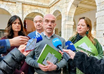 Buxadé (VOX) carga contra burocracia y «abandono» al primario cántabro en visita a agricultores y pescadores