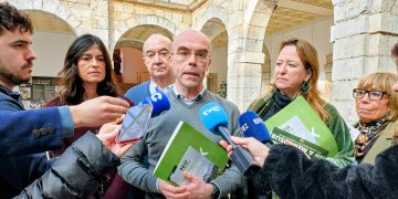 Buxadé (VOX) carga contra burocracia y «abandono» al primario cántabro en visita a agricultores y pescadores