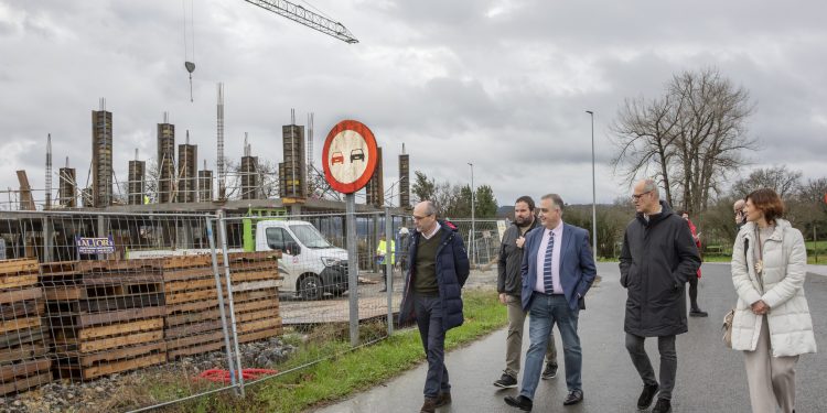 Roberto Media inaugura en Escalante cuatro obras por casi 320.000 euros en agua, ayuntamiento y aceras