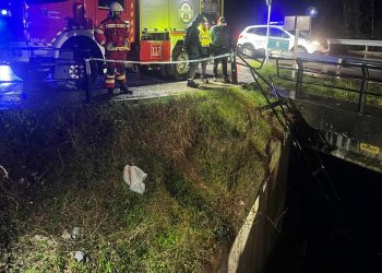Muere un vecino de 86 años al salirse su coche y caer al río Deva en Camaleño