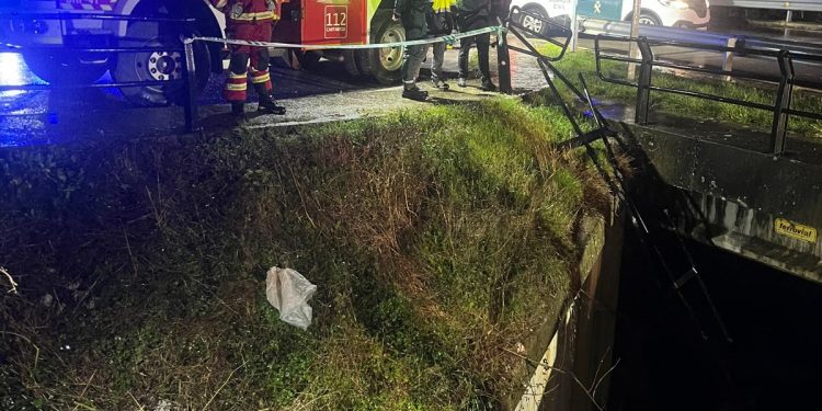 Muere un vecino de 86 años al salirse su coche y caer al río Deva en Camaleño