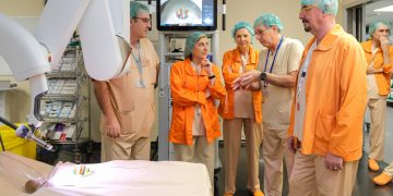 Valdecilla estrena el tercer robot Da Vinci SP de un hospital público español