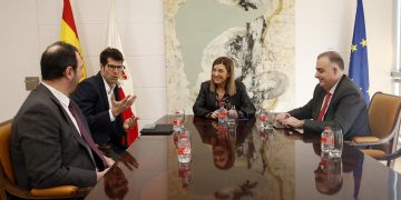 Buruaga pide a Telefónica retirar postes y cables obsoletos en Cantabria