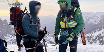 El GREIM de la Guardia Civil rescata a un esquiador herido en Picos de Europa y lo evacúa desde Fuente Dé