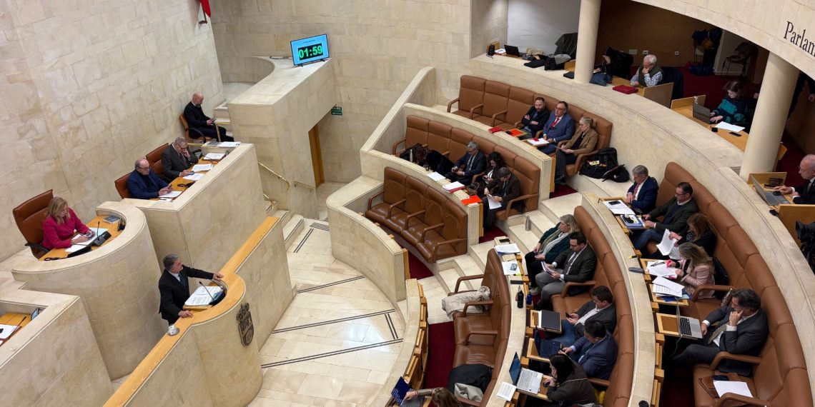 El Parlamento de Cantabria aprueba personarse en el Constitucional por su ley de simplificación y da luz verde a varias iniciativas clave