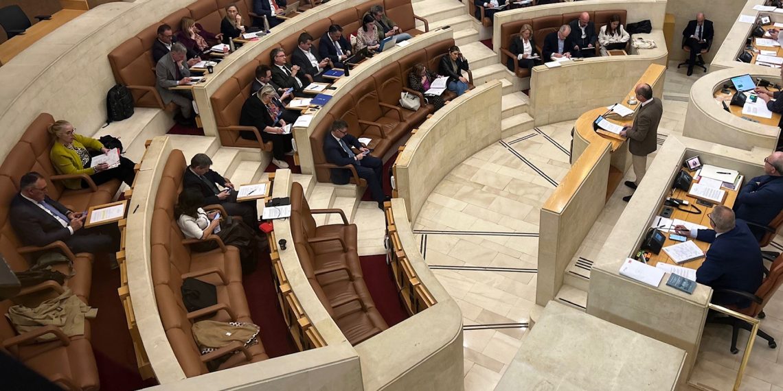 El Parlamento de Cantabria reclama más enfermeras especialistas en Atención Primaria y rechaza la “censura” del Gobierno en redes sociales