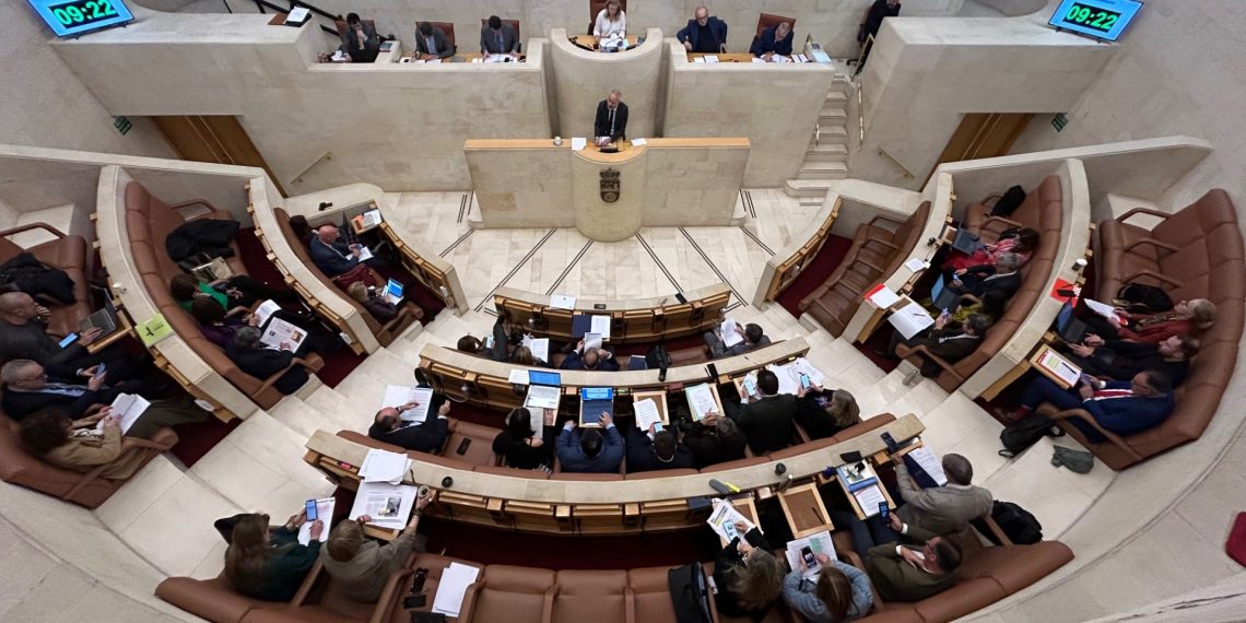 El Parlamento de Cantabria respalda prohibición del burka y niqab en espacios públicos y se enzarza por el protocolo de El Bocal