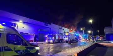 Controlado un incendio que arrasa una nave industrial en el polígono de Los Tánagos, en Val de San Vicente