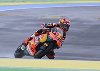 Brian Uriarte concluye undécimo en el caótico Gran Premio de Brasil de Moto3