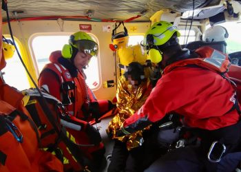 Rescatada una remera de 26 años tras volcar la trainera en la que entrenaba frente a Somo