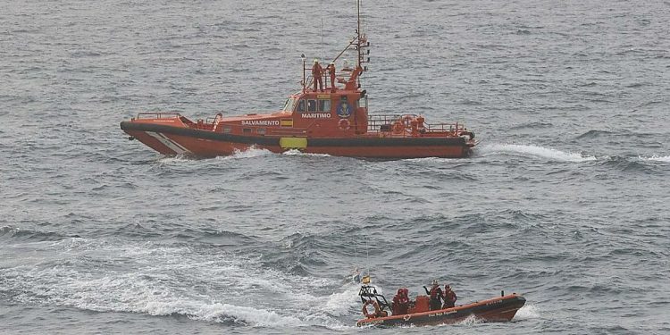 Tres fallecidos y tres desaparecidos al hundirse una pasarela en la zona de El Bocal, en Santander