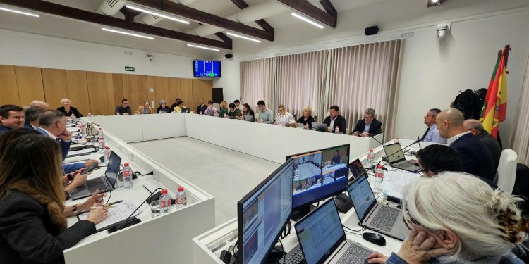 Torrelavega aprueba una moción de apoyo a los trabajadores de Solvay y reclama un plan industrial para el Besaya