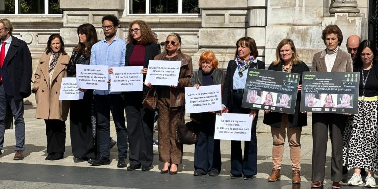 PSOE e IU censuran el uso del Ayuntamiento de Santander para respaldar una jornada contra el aborto y la eutanasia