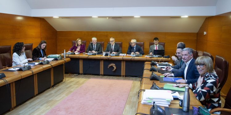 El Gobierno defiende en el Parlamento unos presupuestos “expansivos y realistas” para 2026, que rozan los 4.000 millones